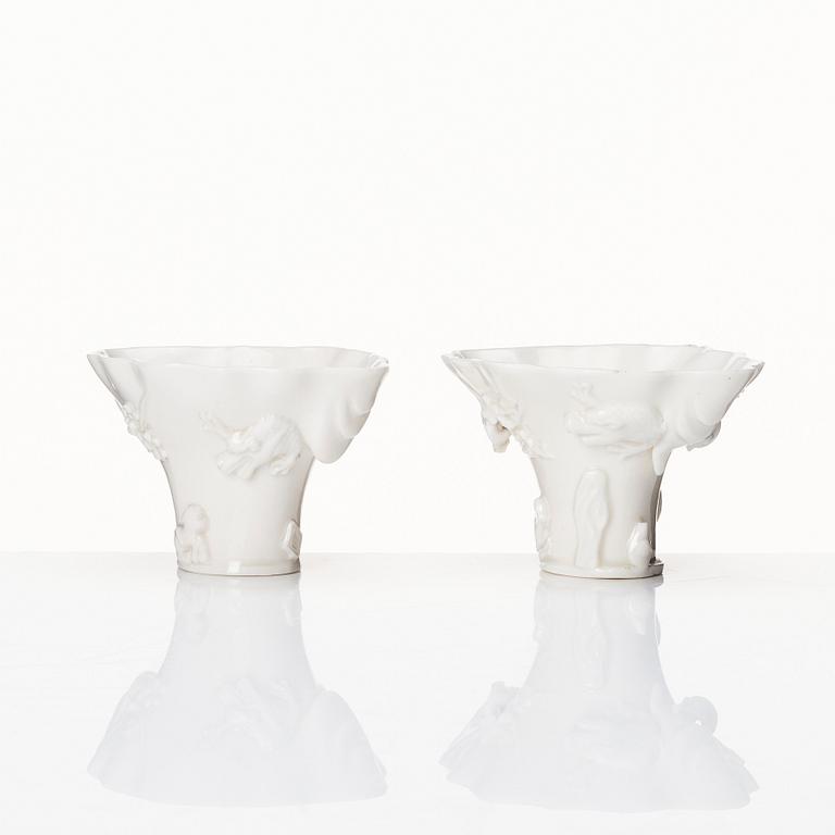 Vinofferbägare, två stycken, blanc de chine. Qingdynastin, Kangxi (1662-1722).