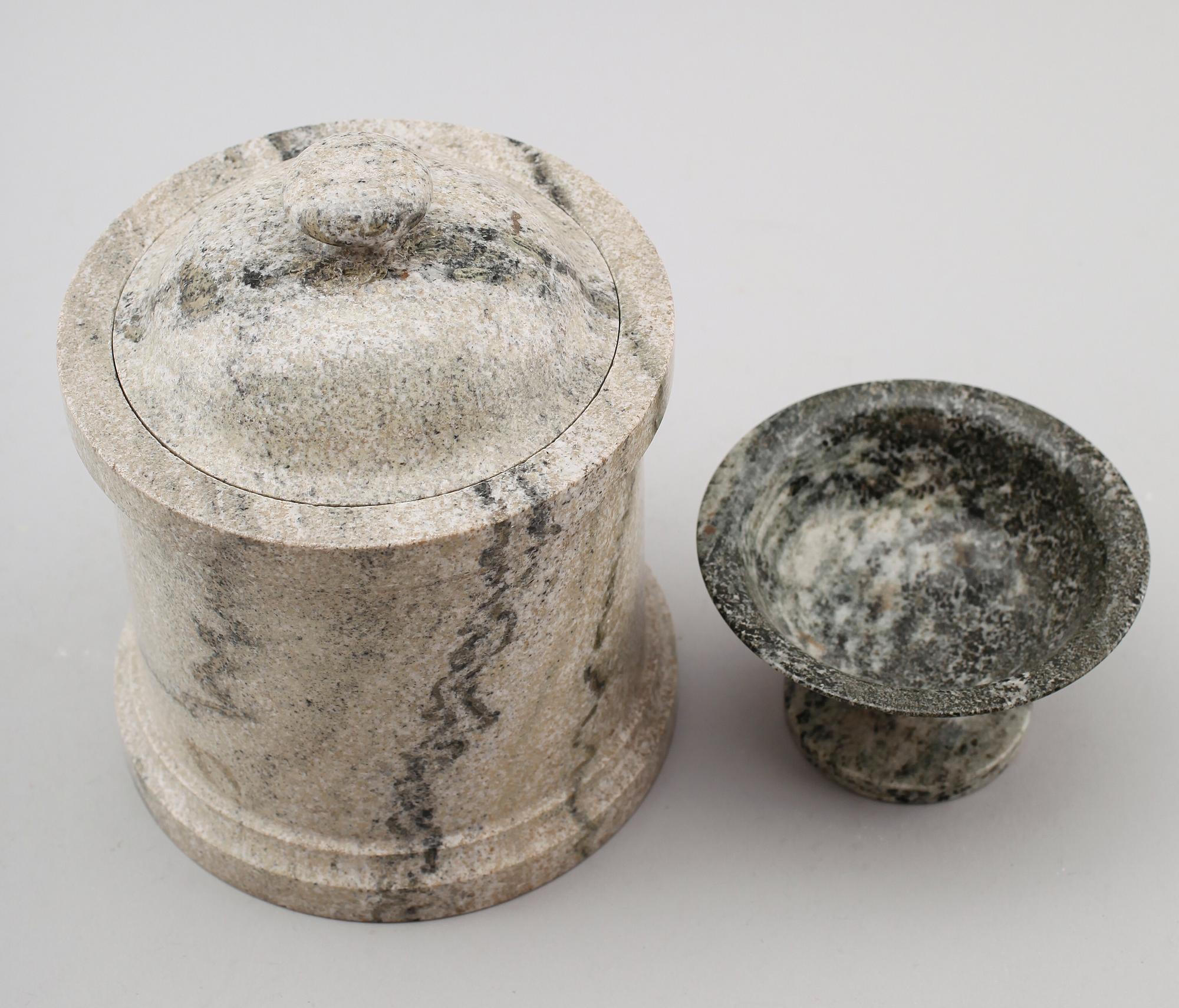 TOBAKSBURK samt SKÅL PÅ FOT, kolmårdsmarmor, 1900-tal.