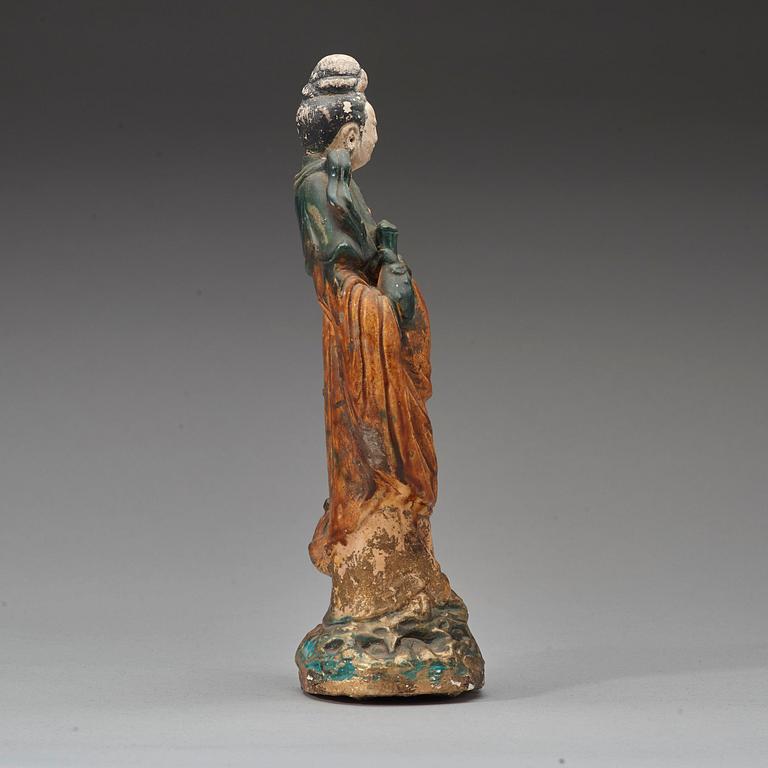 A yellow and green glazed potted figure of Guanyin, Qing dynasty, 17th century.