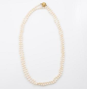 Cultured pearl necklace with an 18K gold clasp set with stones in various colours.