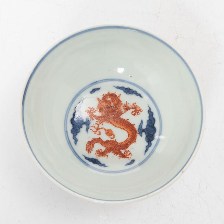 A Chinese 'dragon' bowl, porcelain, late Qing dynasty.