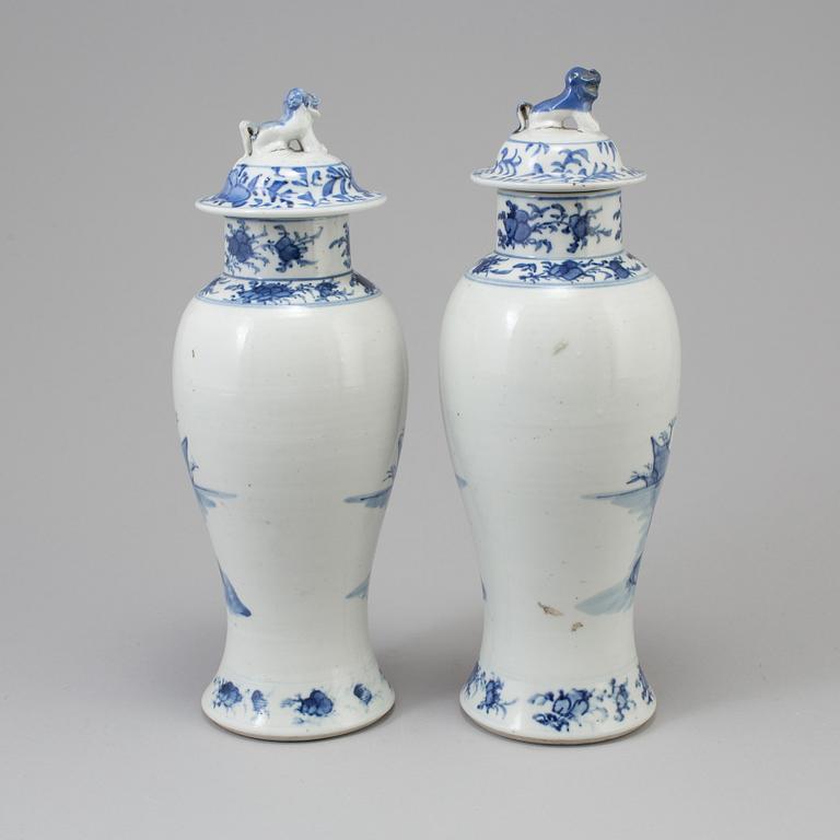 A pair of chinese blue and white porcelain vases with covers. Qing dynasty, Guangxu (1875-1908).