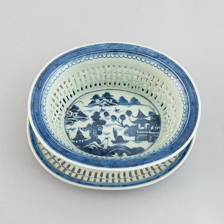 A blue and white chesnut basket, Qing dynasty, late 19th Century.