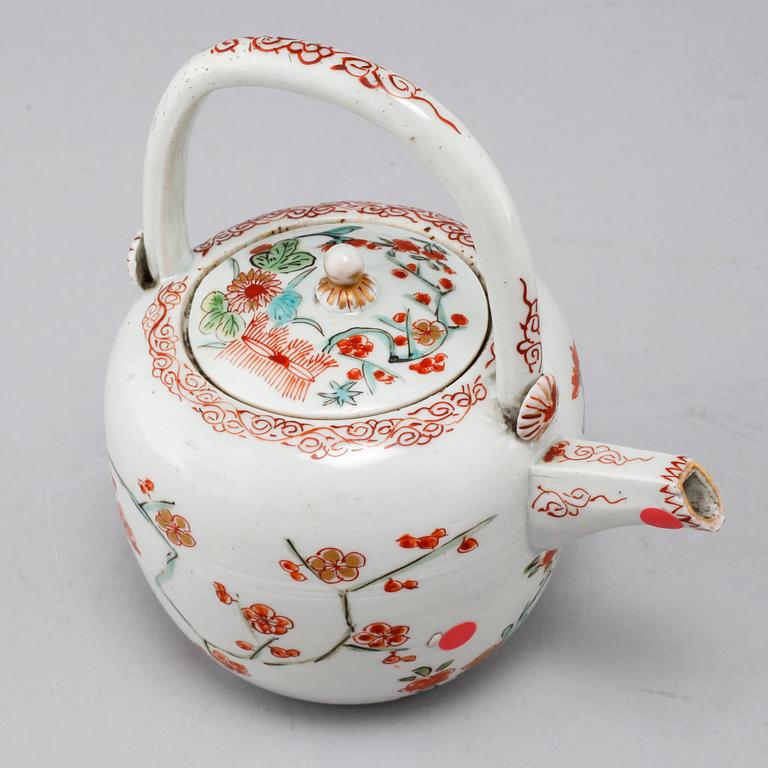 A Japanese 'kakiemon style' teapot, Edo period, circa 1700.