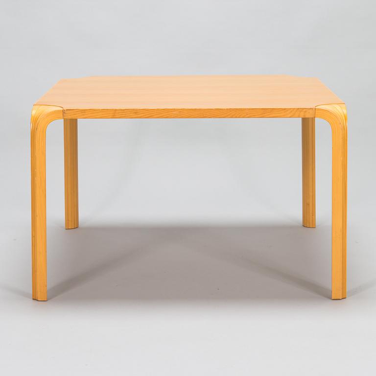 Alvar Aalto, coffe table model MX800B, Artek. Design year 1954.