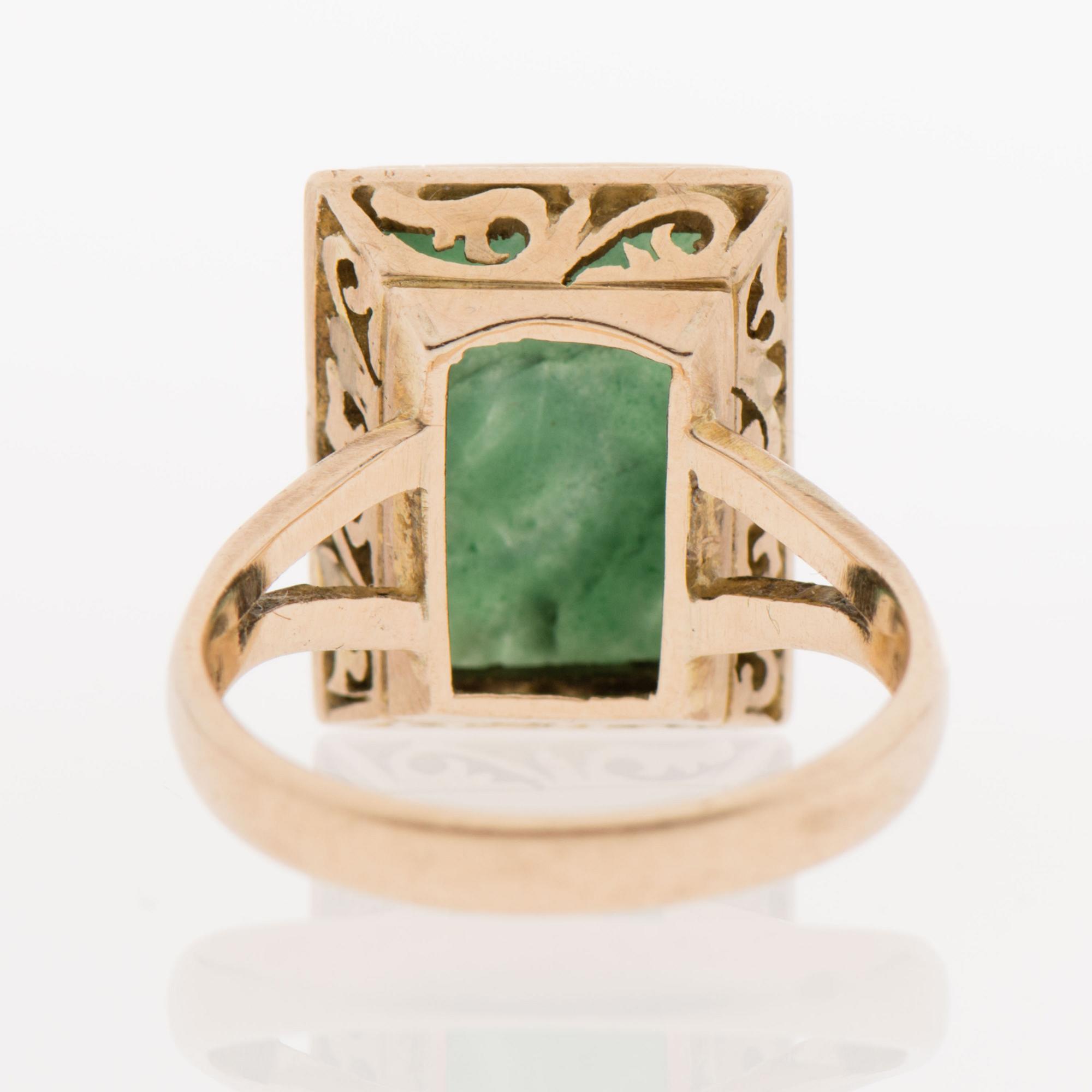 A RING, carved jade, 18K gold.