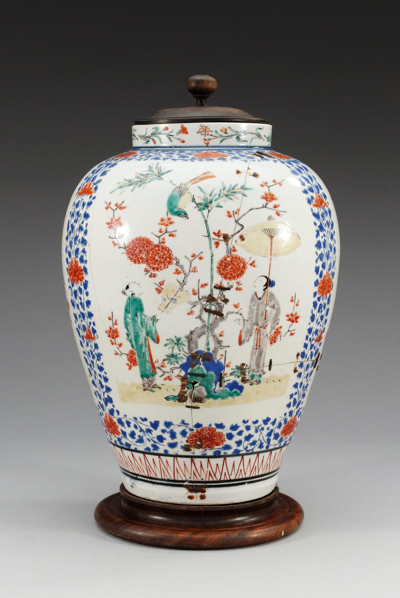 URNA, porslin. Japan, Arita, Edo ca 1670-90.