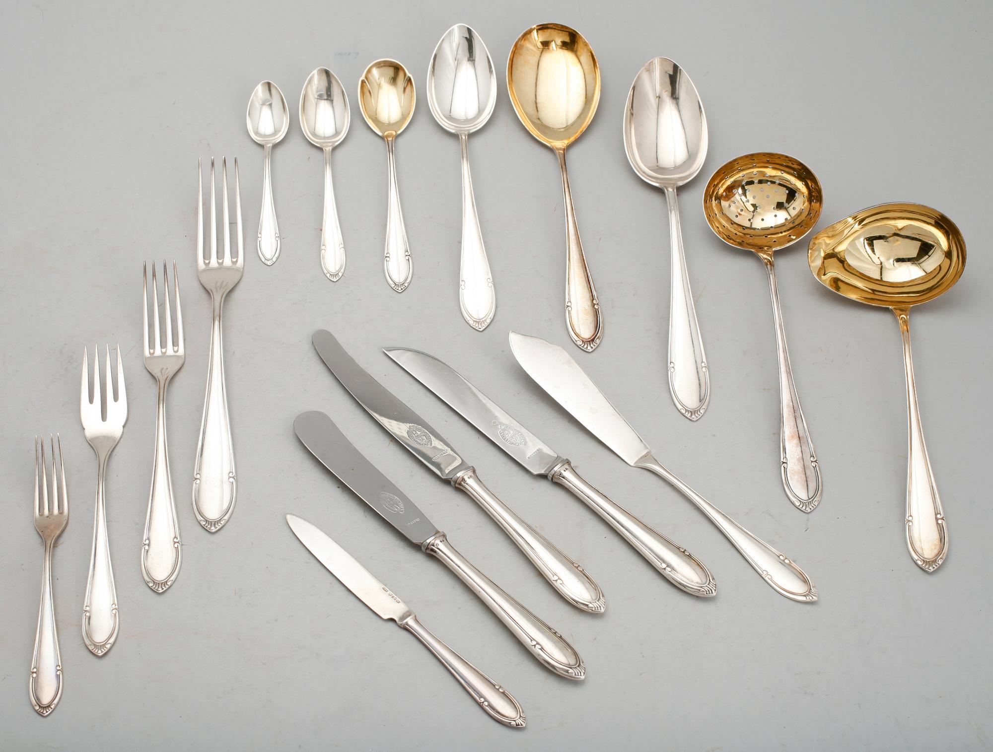 BESTICKUPPSÄTTNING, 83 del, silver, CG Hallberg, Stockholm, bla 1939, inkl fiskbestick. Tot vikt 3300 g.