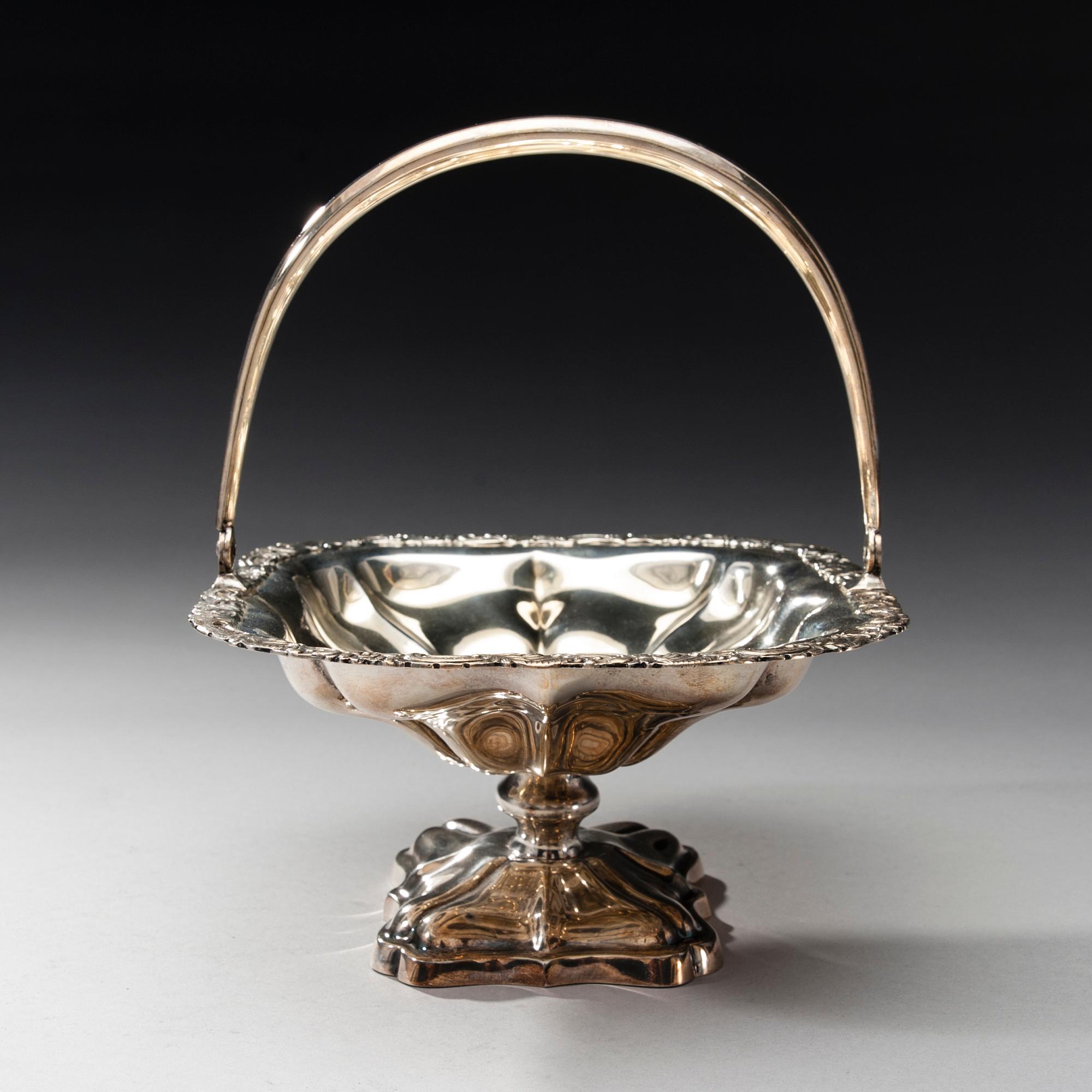 BRÖDKORG, silver, Helsingfors 1942. Vikt 456,7 g.