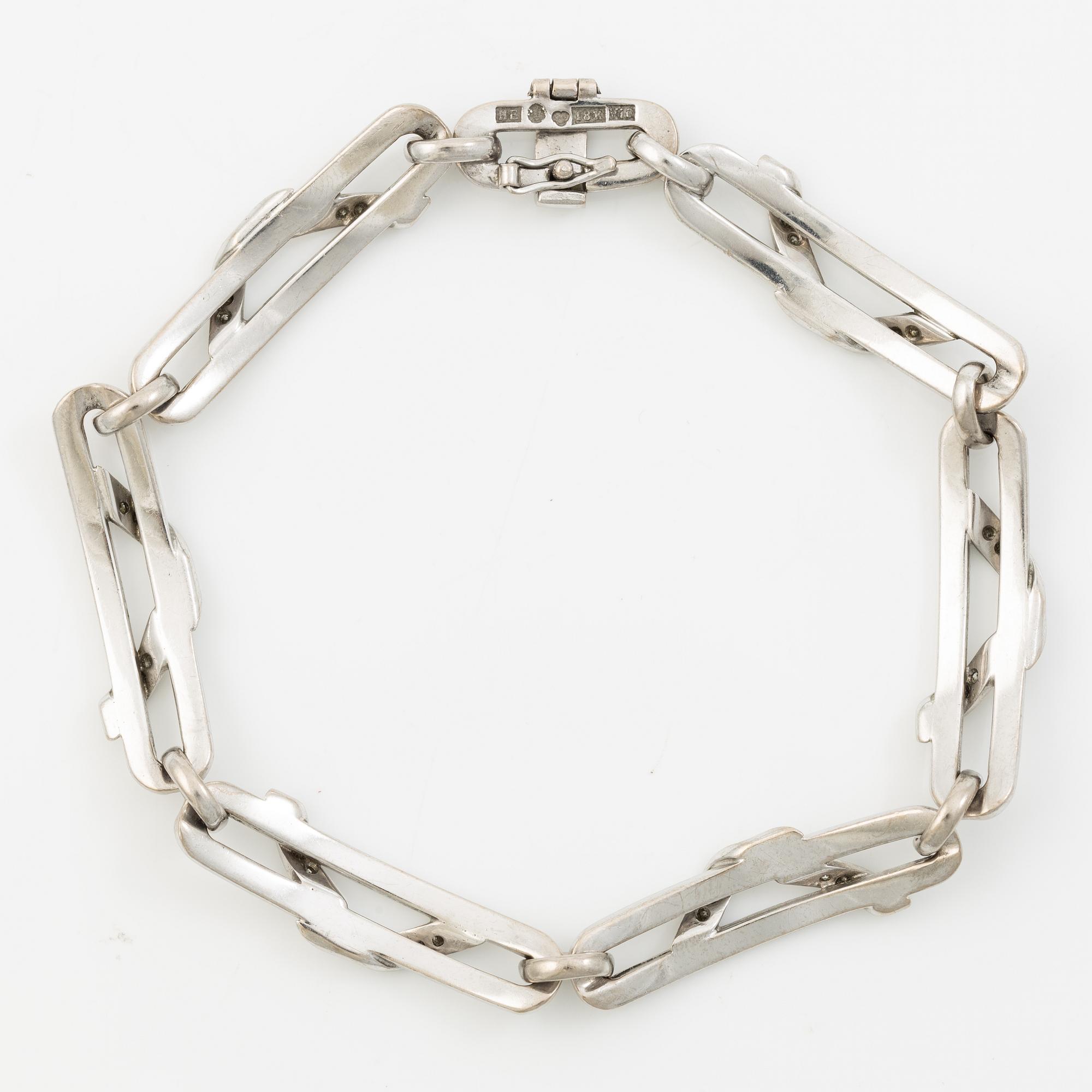 Engelbert bracelet 18K white gold with round brilliant-cut diamonds.