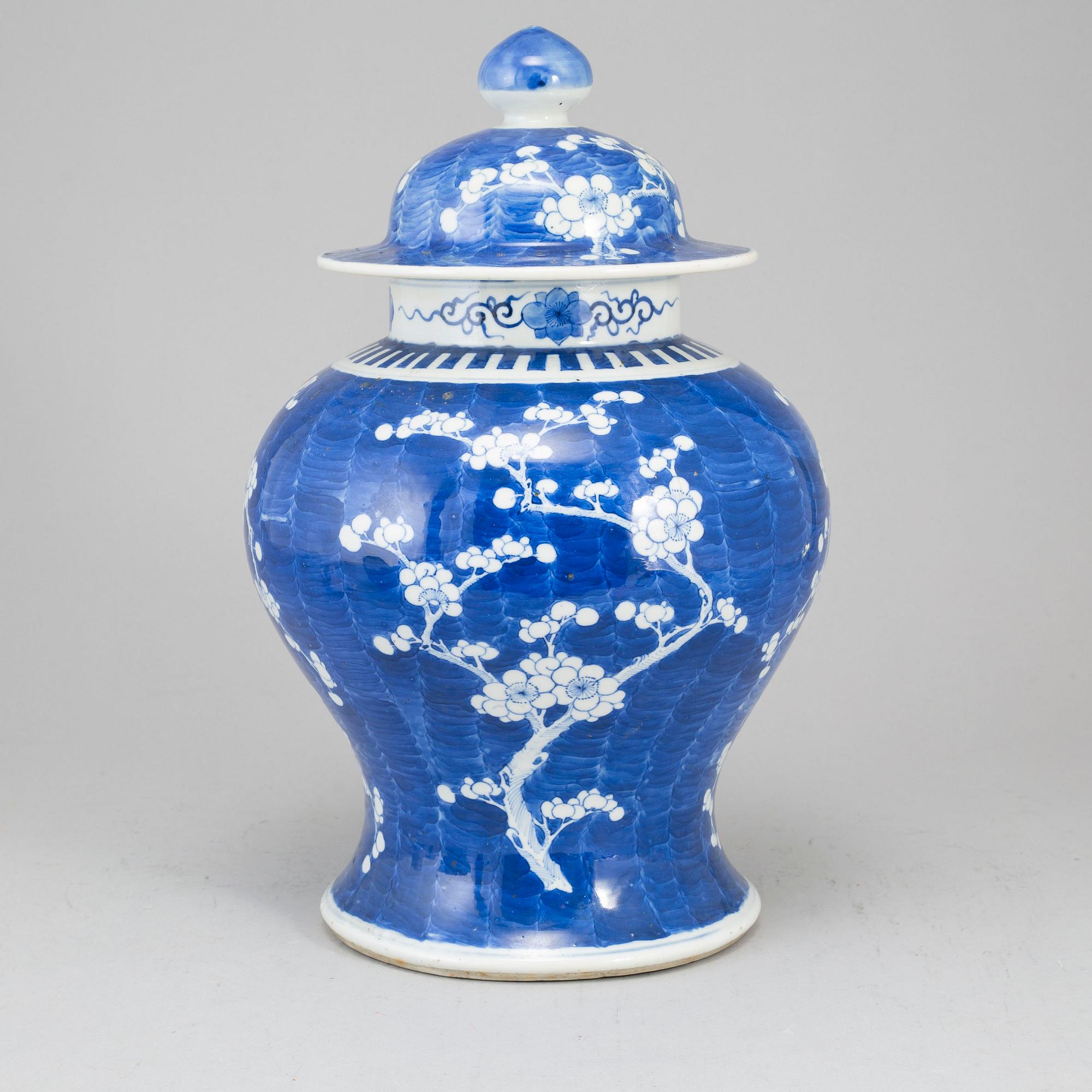 A blue and white jar with cover, Qing dynasty, late 19th century.