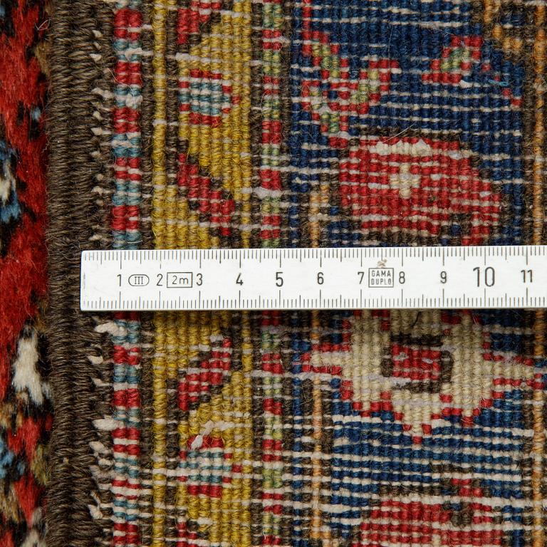 A runner, a semi-antique Western Iran/Azerbajdzjan, probably, ca 423 x 99 cm.