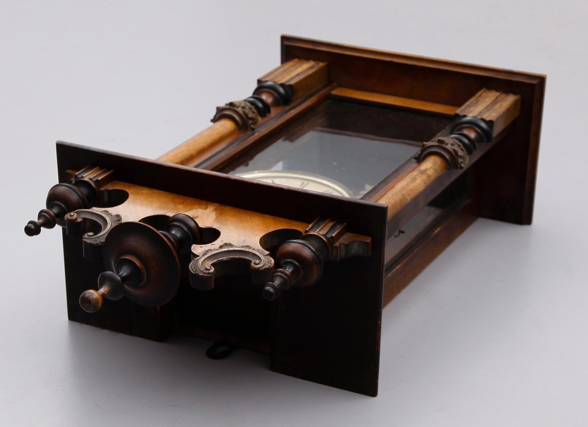 VÄGGPENDYL, jugend, omkring år 1900.