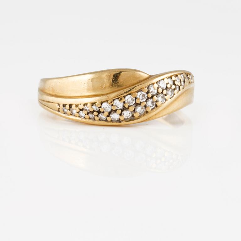 RING, 18K guld med briljantslipade diamanter 0.27 ct, kattfotstämplad. Vikt 4,0 gram.