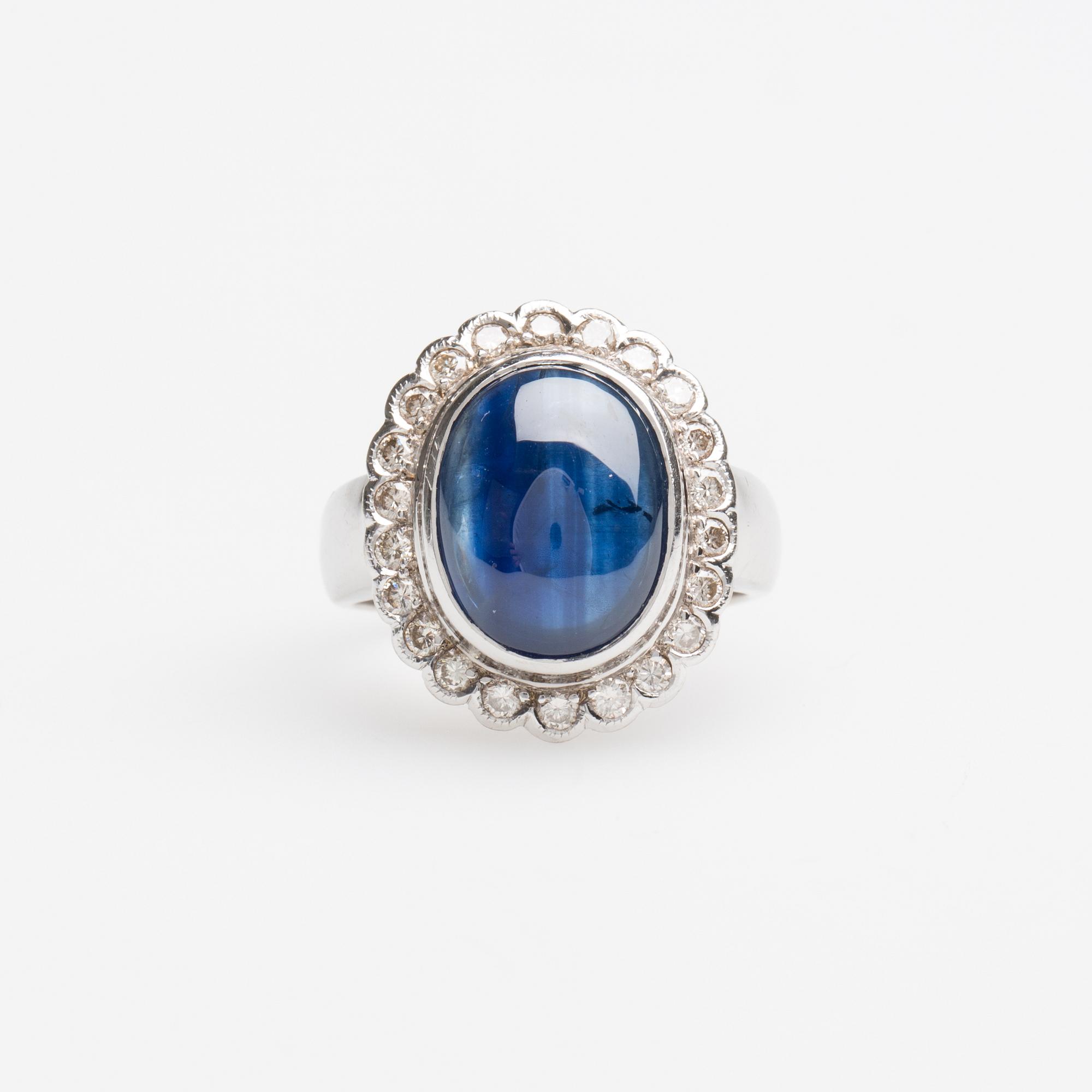 RING, 18K vitguld med cabochonslipad safir samt briljantslipade diamanter ca 0.60 ct.