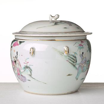 A famille rose pot with cover, Qing dynasty, circa 1900.