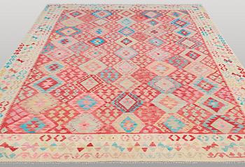 Kilim, ca 335 x 261 cm.