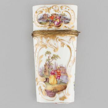 A porcelain box, 18th century.