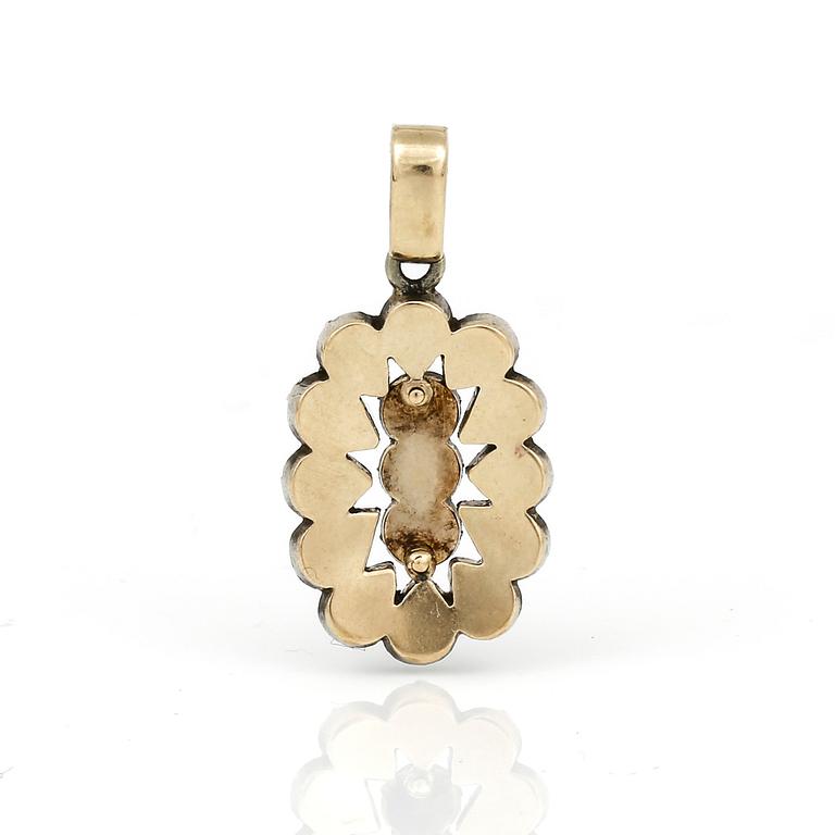 HÄNGE, 14K guld och silver med rosenslipade diamanter, troligen 1800-talets andra hälft. Vikt 3,48 g.
