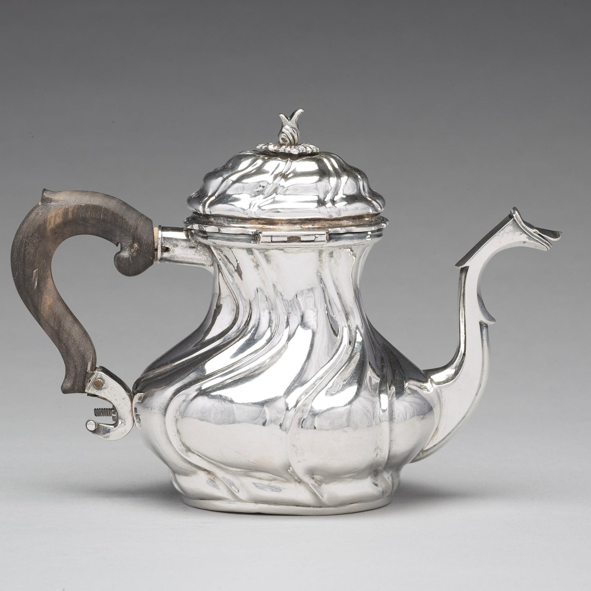 Olof Gravander, tekanna, silver, Kristinehamn 1759. Rokoko.