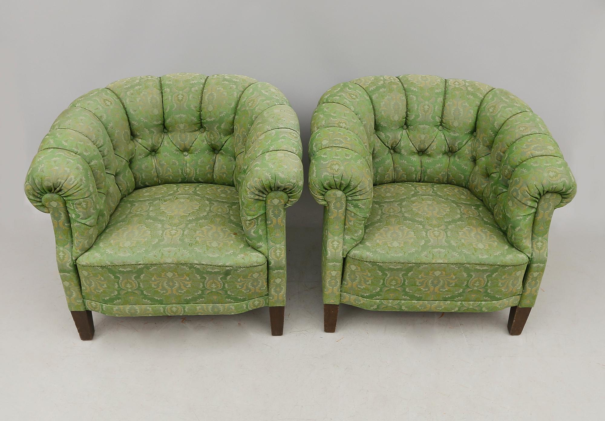 KLUBBFÅTÖLJER, 1 par, 1900-talets första hälft.