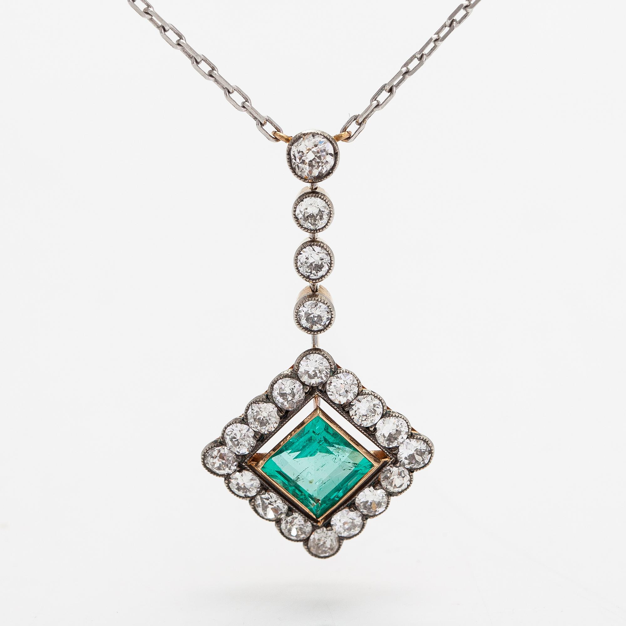 Kaulakoru, 14K ja 18K kultaa, timantteja n. 1.30 ct yht ja smaragdi.
