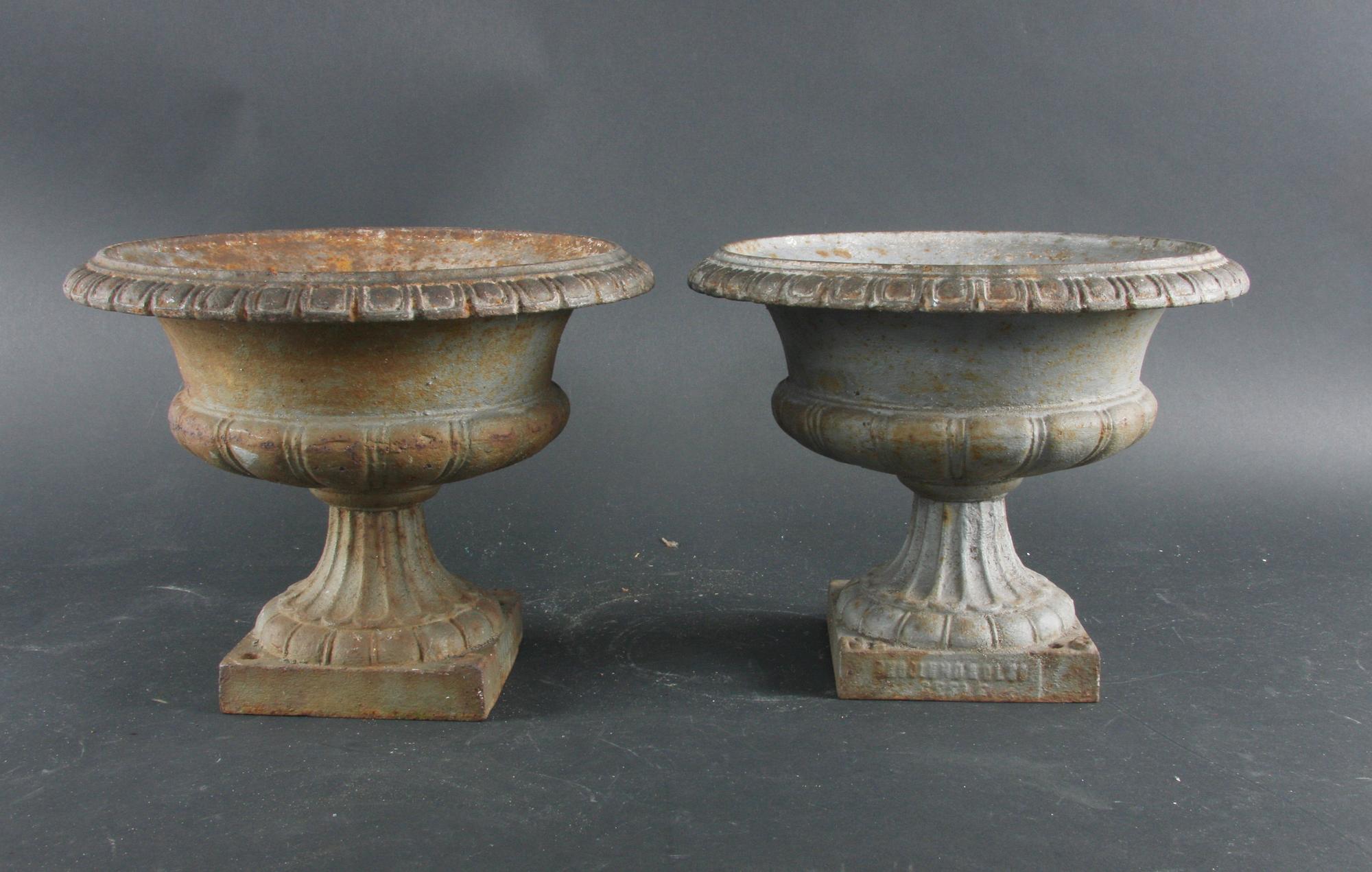 TRÄDGÅRDSURNOR, ett par, gjutjärn, 1900-tal.