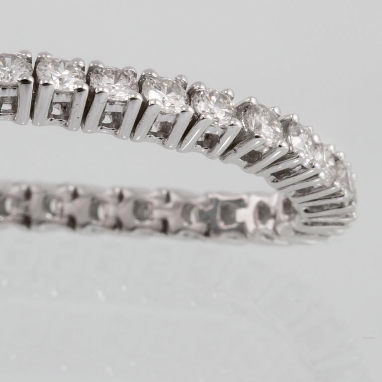 ARMBAND, 18k vitguld med 74 briljantslipade diamanter, 4.03 ct. Vikt 11 g.