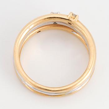 RING, 18K guld i två färger med tre små briljantslipade diamanter.