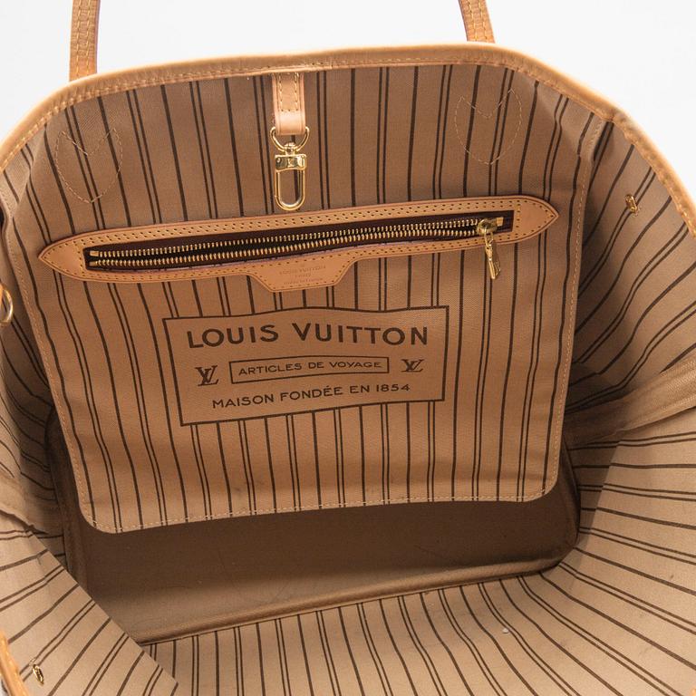 A Louis Vuitton Neverfull MM bag.