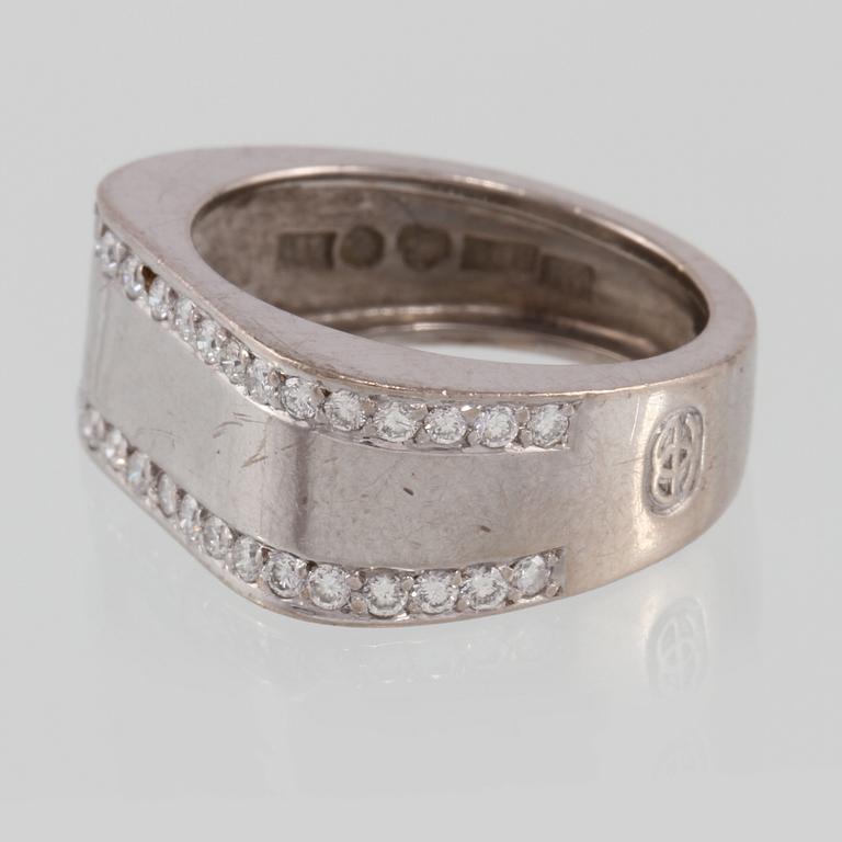 RING, 18K vitguld med briljantslipade diamanter, Heribert Engelbert, Stockholm, 2000. Vikt 6,6 gram.