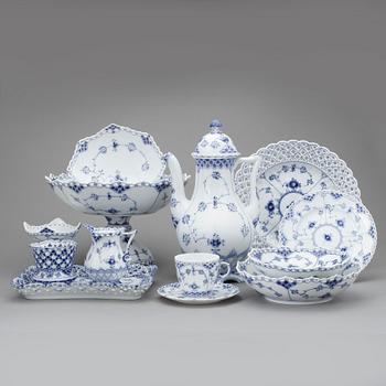 DELAR TILL SERVIS, 38 delar, porslin, "Musselmalet", Royal Copenhagen.