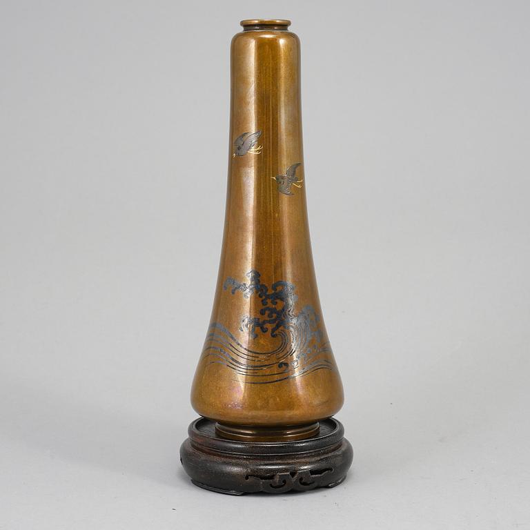 A Japanese bronze vase, Meiji period (1868-1912).