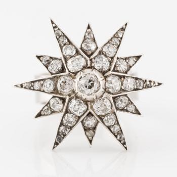 Ring, Jarl Sandin, stjärnformad 18K vitguld med gammalslipade diamanter.