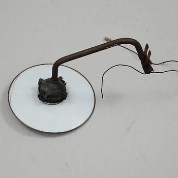 VÄGGLAMPA, för utomhusbruk. 1900-talets första hälft.