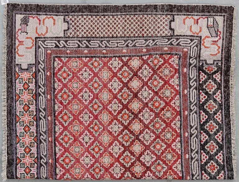 MATTA, semiantik/old, Kina, ca 132x202 cm.