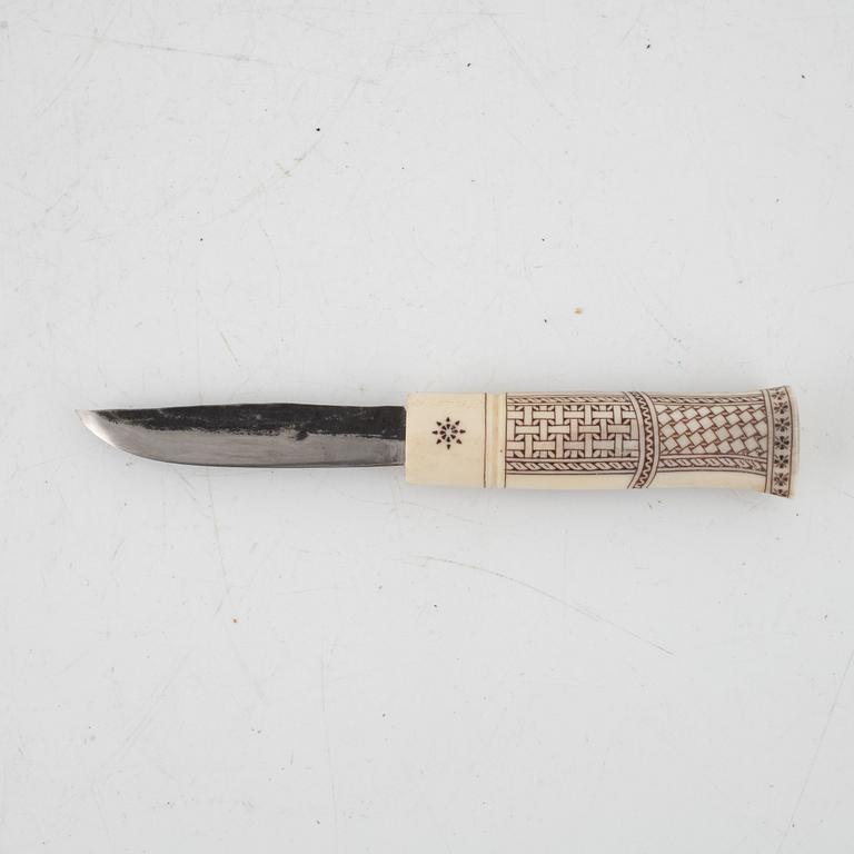 Kjell-Åke Kitok, a reindeer horn knife, signed.