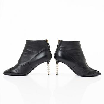 Chanel, ankle boots, size 37C.