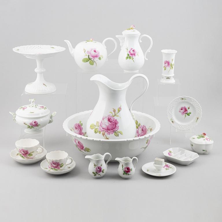Te- och kaffeservis, 28 delar, samt tvättfat med kanna, porslin, Meissen, omkring år 1900.