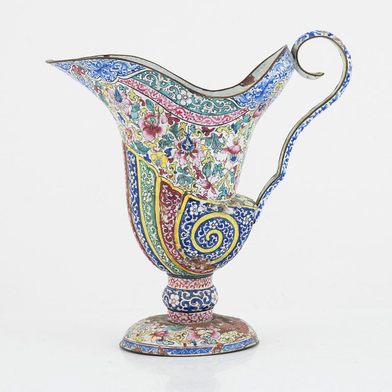 A Chinese Canton enamel helmet shaped ewer, copper, Qing dynsaty, 18th century.