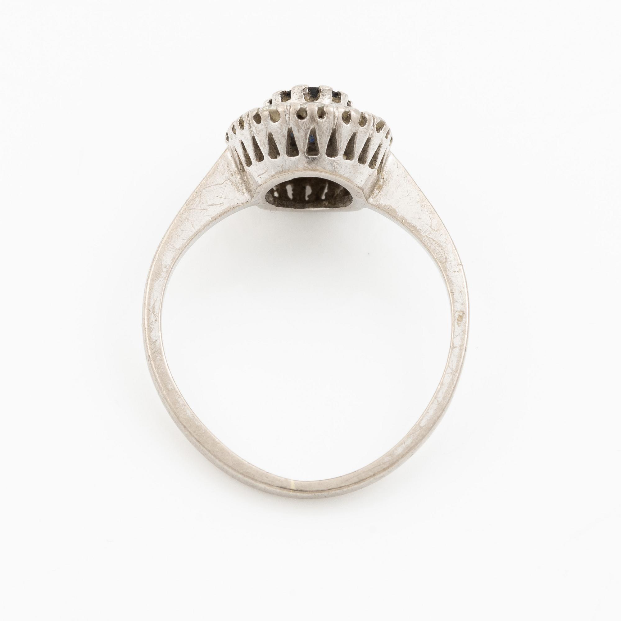 Ring, 18K white gold, camée model with sapphire and brilliant-cut diamonds.