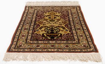 Matta, semiantik/old silke Hereke, Västra Anatolien, ca 103 x 66 cm.