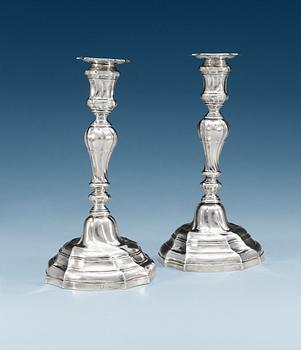 928. A Belgian pair of 18th century silver candlesticks, marked Audenarde, Belgien 1773.