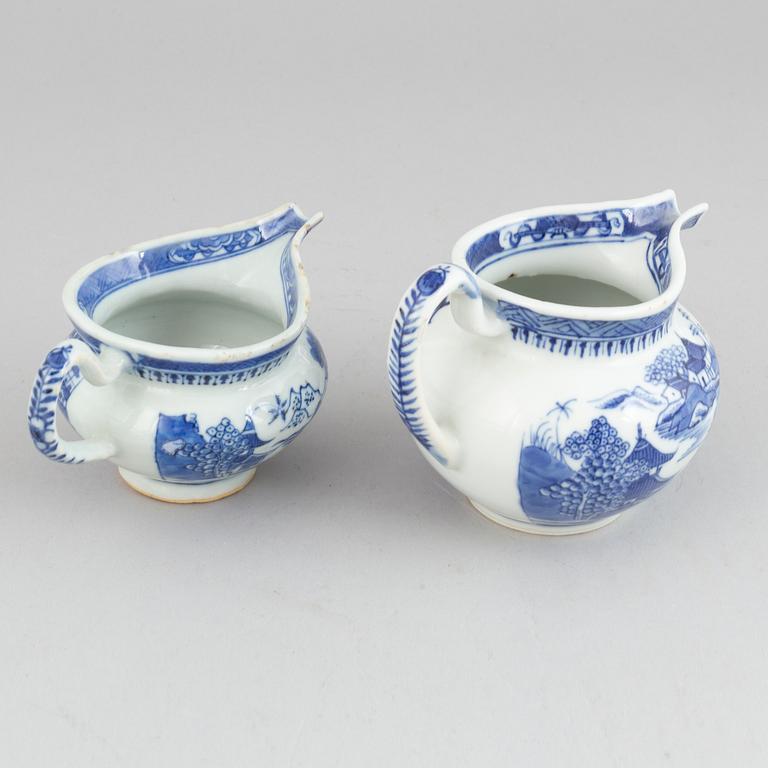 A group of Chinese porcelain, Qing dynasty, Qianlong (1736-1795), Jiaqing (1736-1820) and 19th/20th century, (9 pcs).