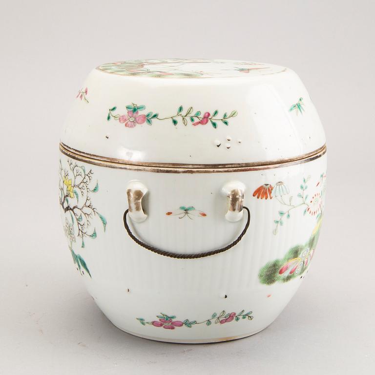 A Chinese 19th century porcelain bowl with lid.