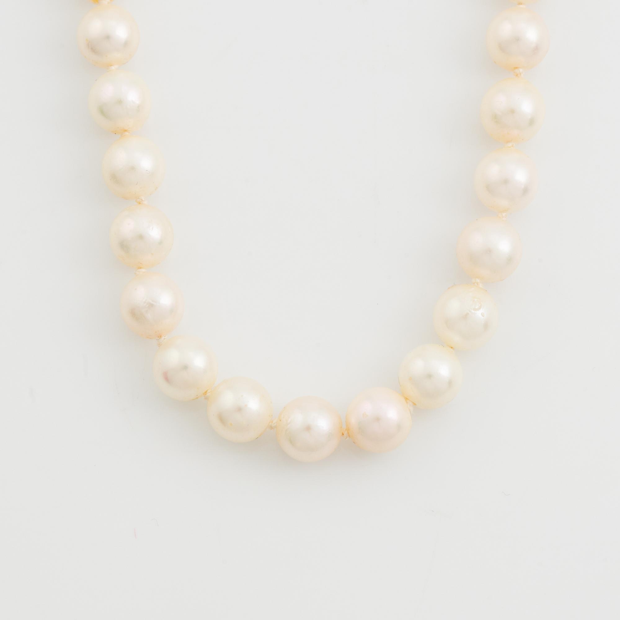 Cultured pearl necklace, clasp 18K gold.