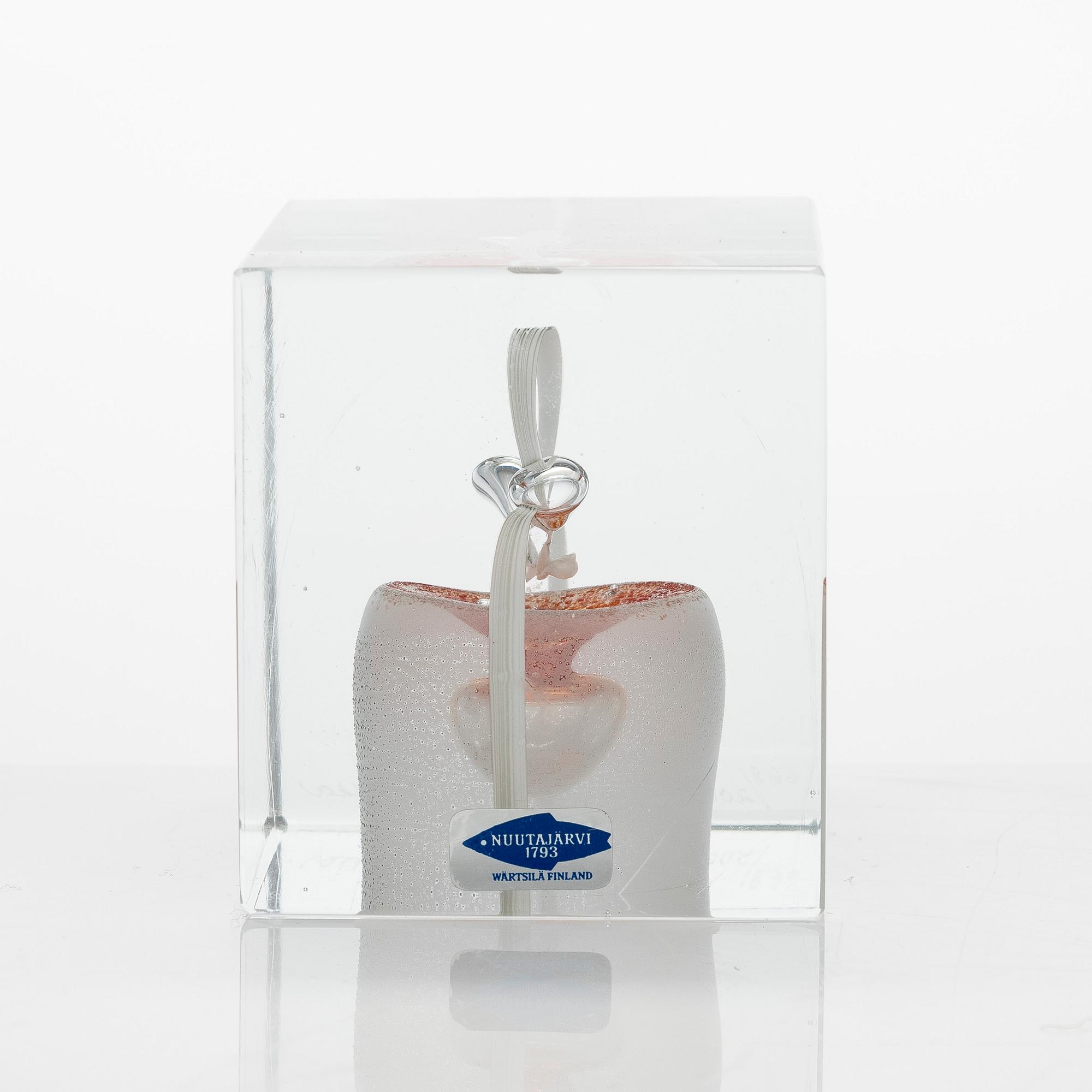 Oiva Toikka, årskub, signerad Oiva Toikka, Nuutajärvi 1985, numrerad 668/2000.