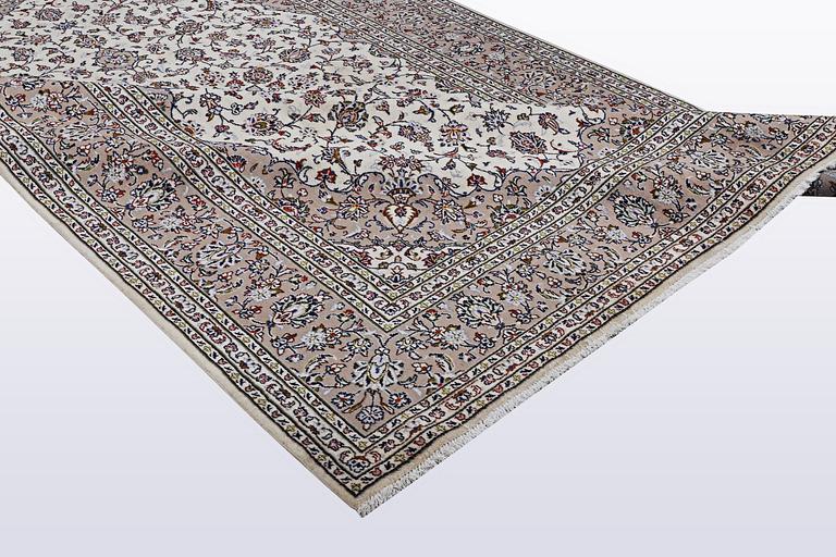 A carpet, Kashan, ca 368 x 245 cm.