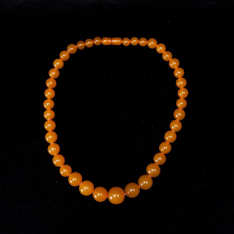 HALSBAND, 2 st, och ARMBAND, bärnsten, 1900-tal.