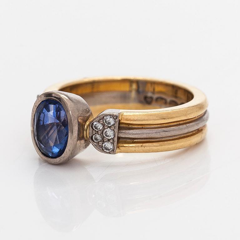 Ring, fasettslipad safir, diamanter, 18K guld och vitguld. 2001.